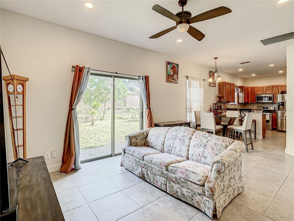 Image 3 of property listing at 8735 ISLA BELLA DRIVE, Orlando, FL 32818