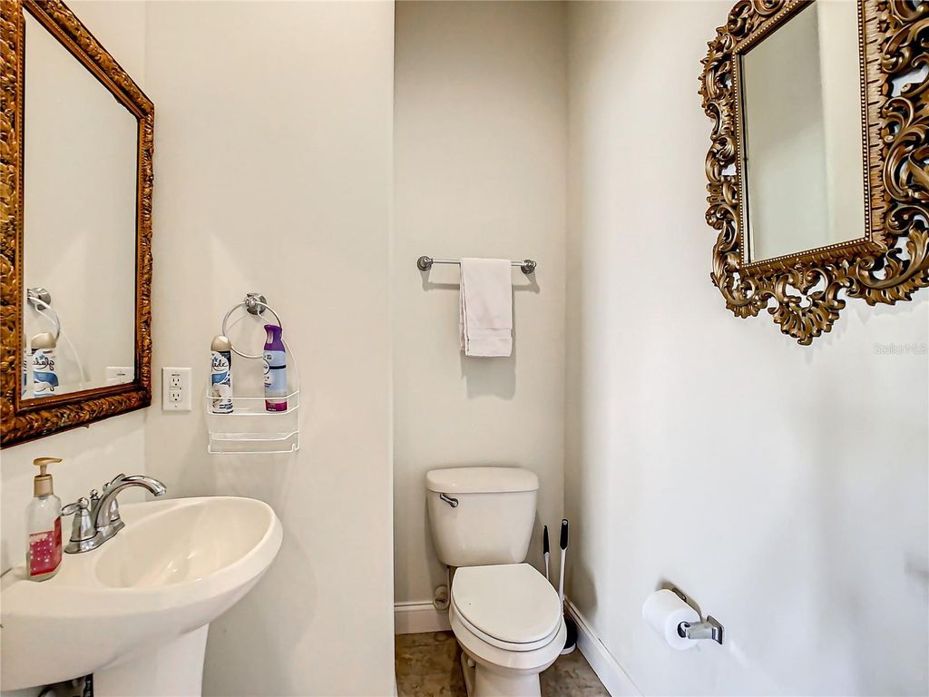 Image 6 of property listing at 8735 ISLA BELLA DRIVE, Orlando, FL 32818