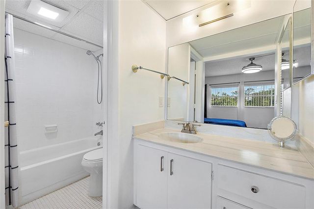 7847 Golf Circle Drive 211, Margate, FL 33063