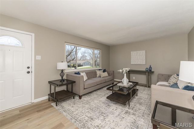 27 Lennox Terrace, Maryland Heights, MO 63043