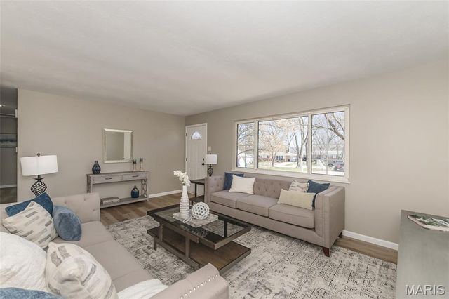 27 Lennox Terrace, Maryland Heights, MO 63043