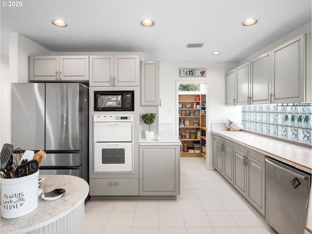 2906 CARRIAGE Way B, West Linn, OR 97068