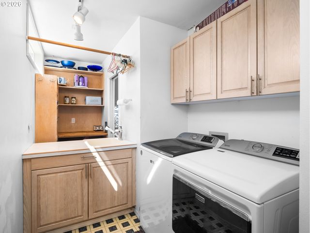 2906 CARRIAGE Way B, West Linn, OR 97068