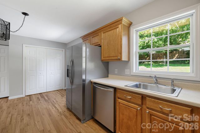 76 Selwyn Road, Asheville, NC 28806