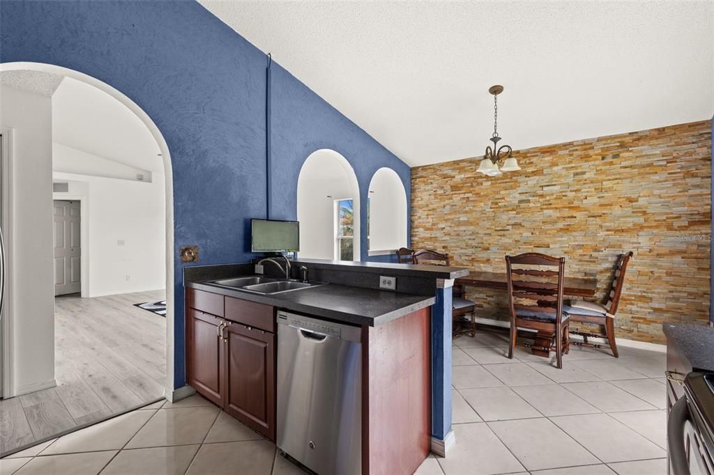 Image 8 of property listing at 1019 GREAT SHADY LANE, Orlando, FL 32825