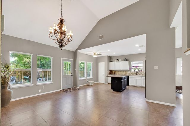 915 Highland Woods Drive, Highlands, TX 77562
