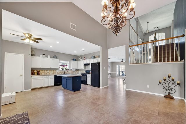 915 Highland Woods Drive, Highlands, TX 77562