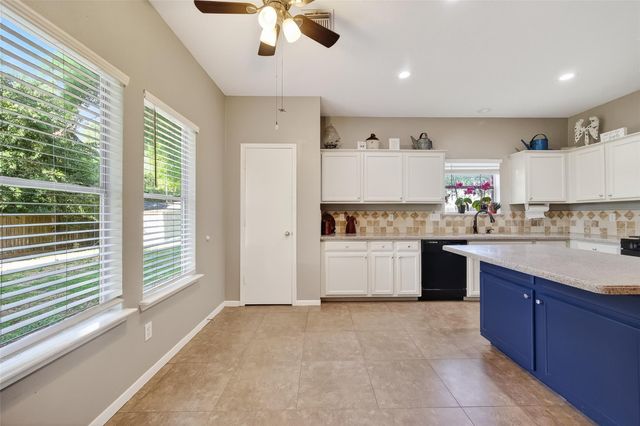 915 Highland Woods Drive, Highlands, TX 77562