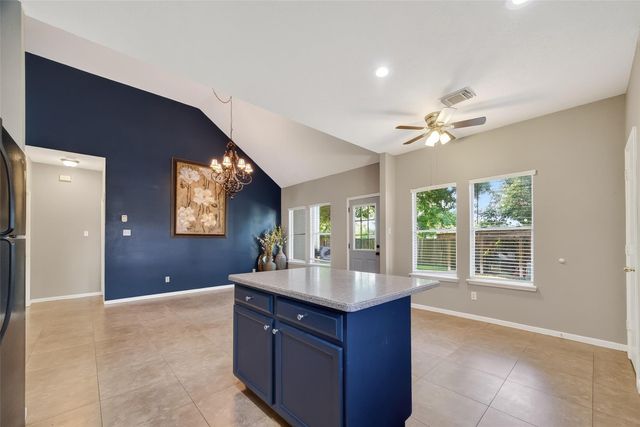 915 Highland Woods Drive, Highlands, TX 77562