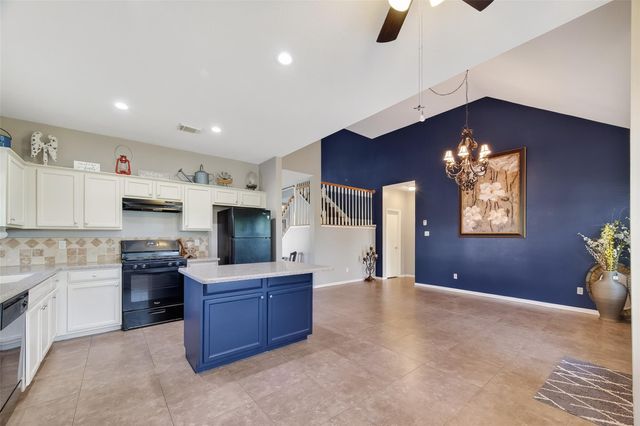 915 Highland Woods Drive, Highlands, TX 77562