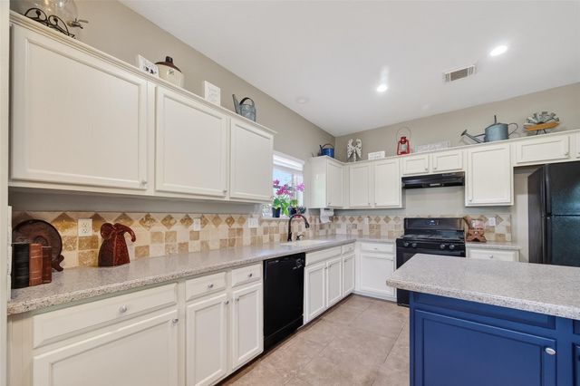 915 Highland Woods Drive, Highlands, TX 77562