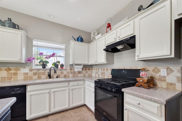 915 Highland Woods Drive, Highlands, TX 77562