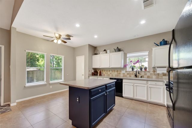 915 Highland Woods Drive, Highlands, TX 77562