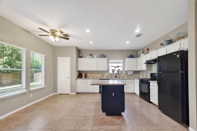 915 Highland Woods Drive, Highlands, TX 77562