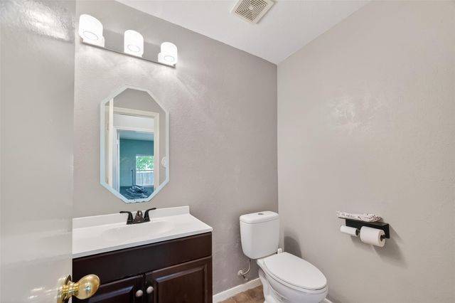 915 Highland Woods Drive, Highlands, TX 77562