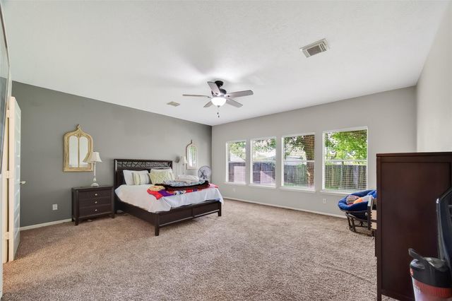 915 Highland Woods Drive, Highlands, TX 77562