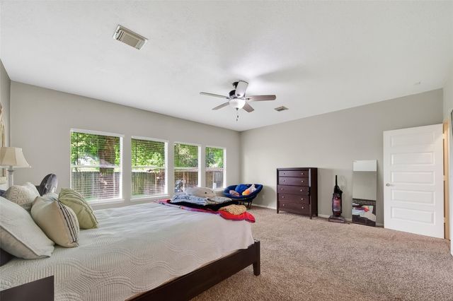 915 Highland Woods Drive, Highlands, TX 77562