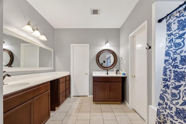 915 Highland Woods Drive, Highlands, TX 77562