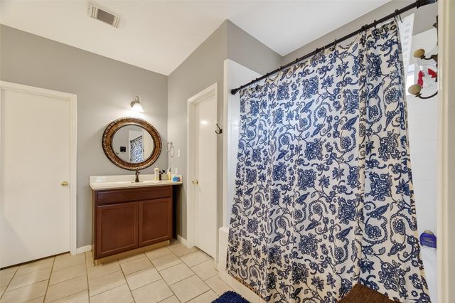 915 Highland Woods Drive, Highlands, TX 77562