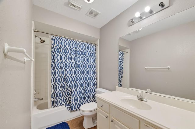915 Highland Woods Drive, Highlands, TX 77562