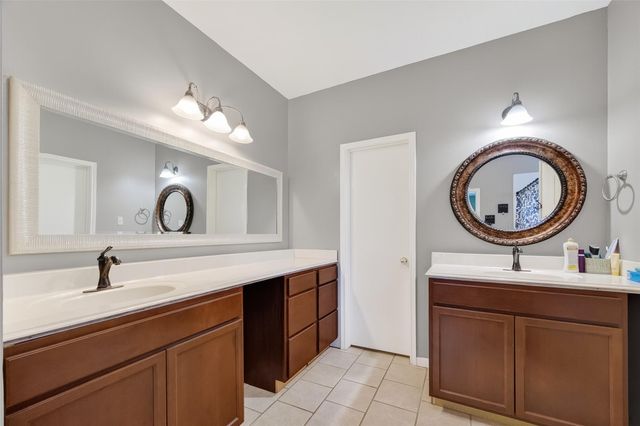 915 Highland Woods Drive, Highlands, TX 77562