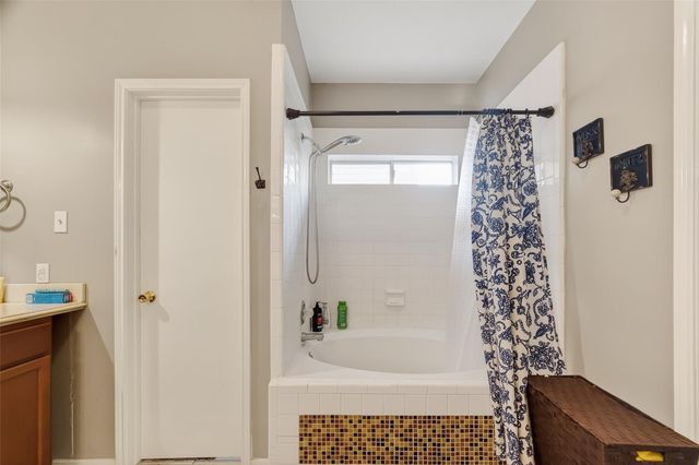 915 Highland Woods Drive, Highlands, TX 77562