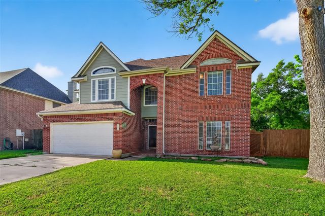 915 Highland Woods Drive, Highlands, TX 77562