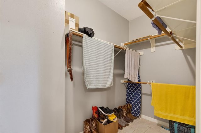 915 Highland Woods Drive, Highlands, TX 77562