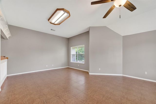 915 Highland Woods Drive, Highlands, TX 77562