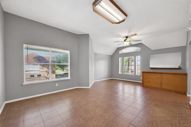915 Highland Woods Drive, Highlands, TX 77562