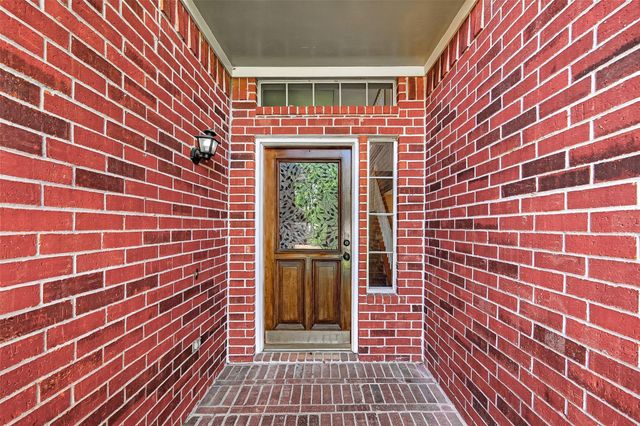 915 Highland Woods Drive, Highlands, TX 77562