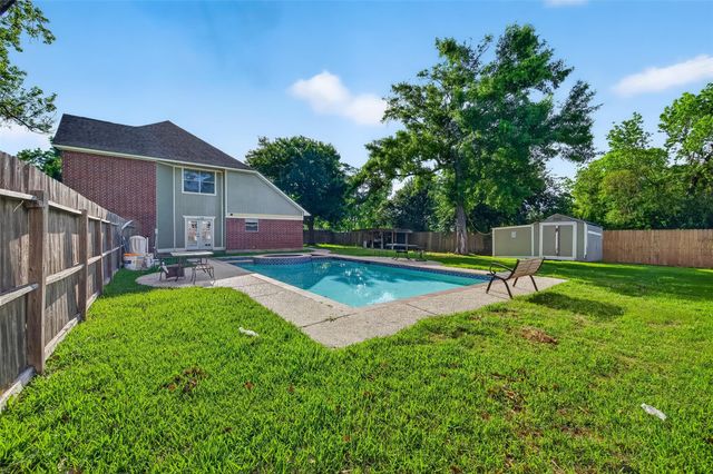 915 Highland Woods Drive, Highlands, TX 77562