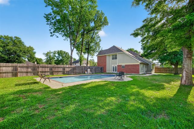 915 Highland Woods Drive, Highlands, TX 77562