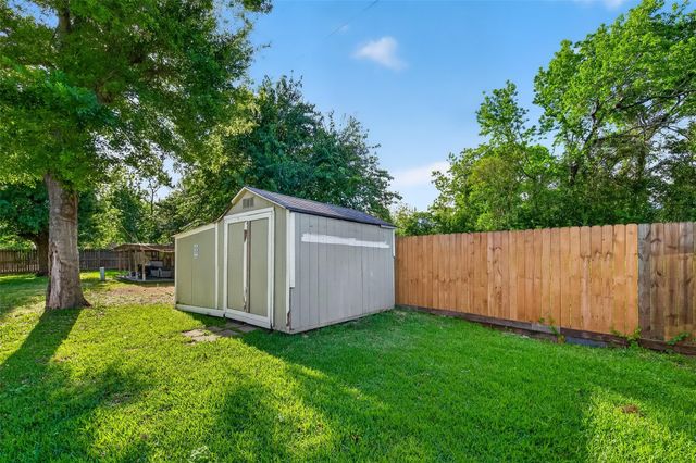 915 Highland Woods Drive, Highlands, TX 77562