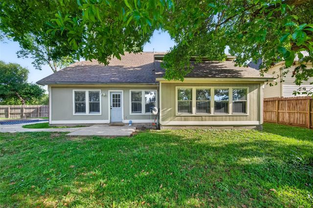 915 Highland Woods Drive, Highlands, TX 77562