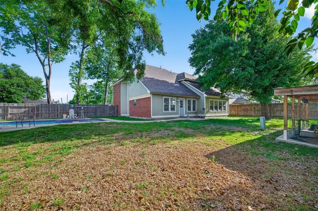 915 Highland Woods Drive, Highlands, TX 77562