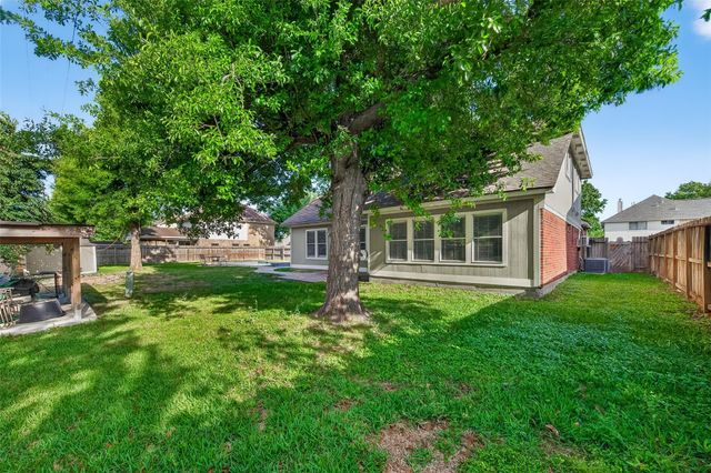 915 Highland Woods Drive, Highlands, TX 77562