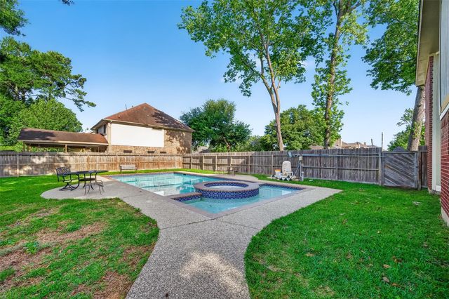 915 Highland Woods Drive, Highlands, TX 77562
