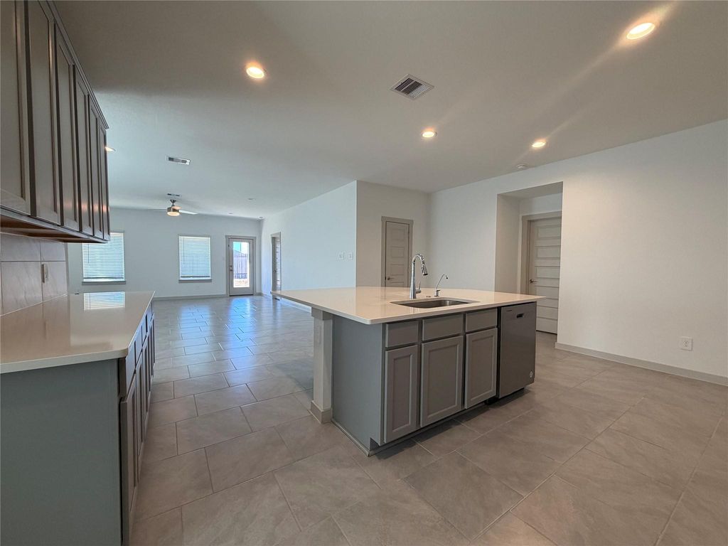 Image 5 of property listing at 3934 Gael Run Court, Katy, TX 77494