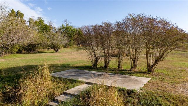 100 Arlene LN, Martindale, TX 78655