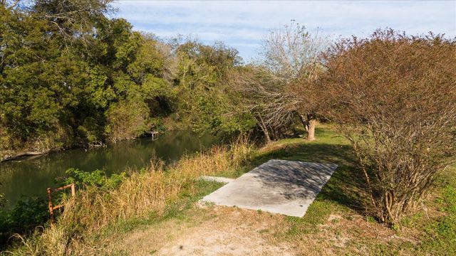 100 Arlene LN, Martindale, TX 78655