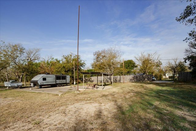 100 Arlene LN, Martindale, TX 78655