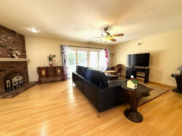 6544 Surfside Way, Sacramento, CA 95831