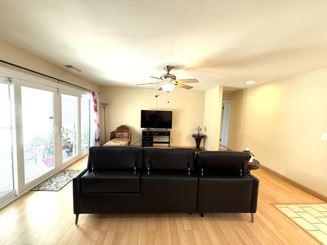 6544 Surfside Way, Sacramento, CA 95831