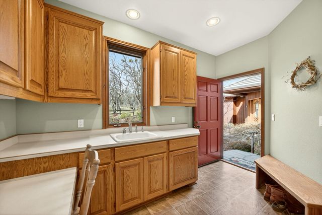 178 Meadow Oaks Drive, Ashland, OR 97520