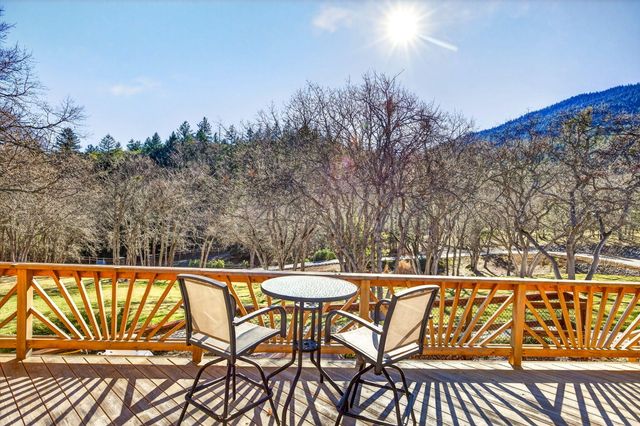 178 Meadow Oaks Drive, Ashland, OR 97520