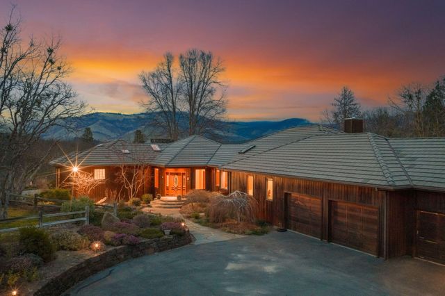 178 Meadow Oaks Drive, Ashland, OR 97520