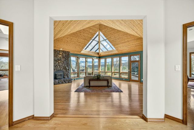 178 Meadow Oaks Drive, Ashland, OR 97520