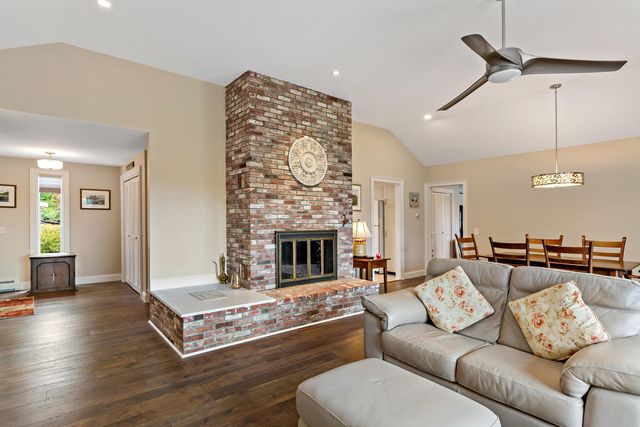 107 S Abbey Gate, Cotuit, MA 02635