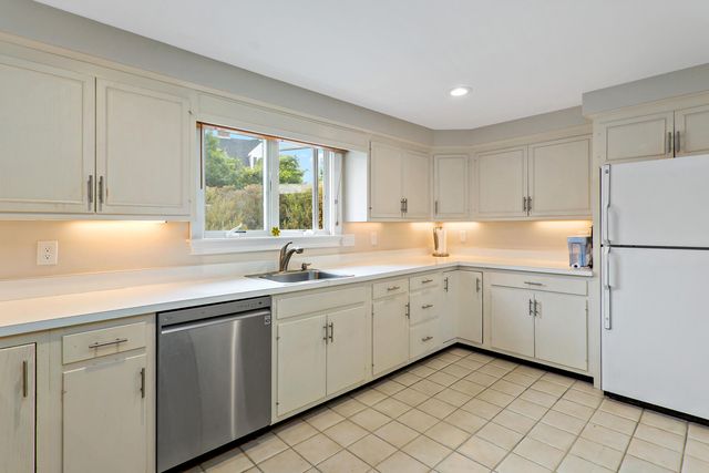 107 S Abbey Gate, Cotuit, MA 02635